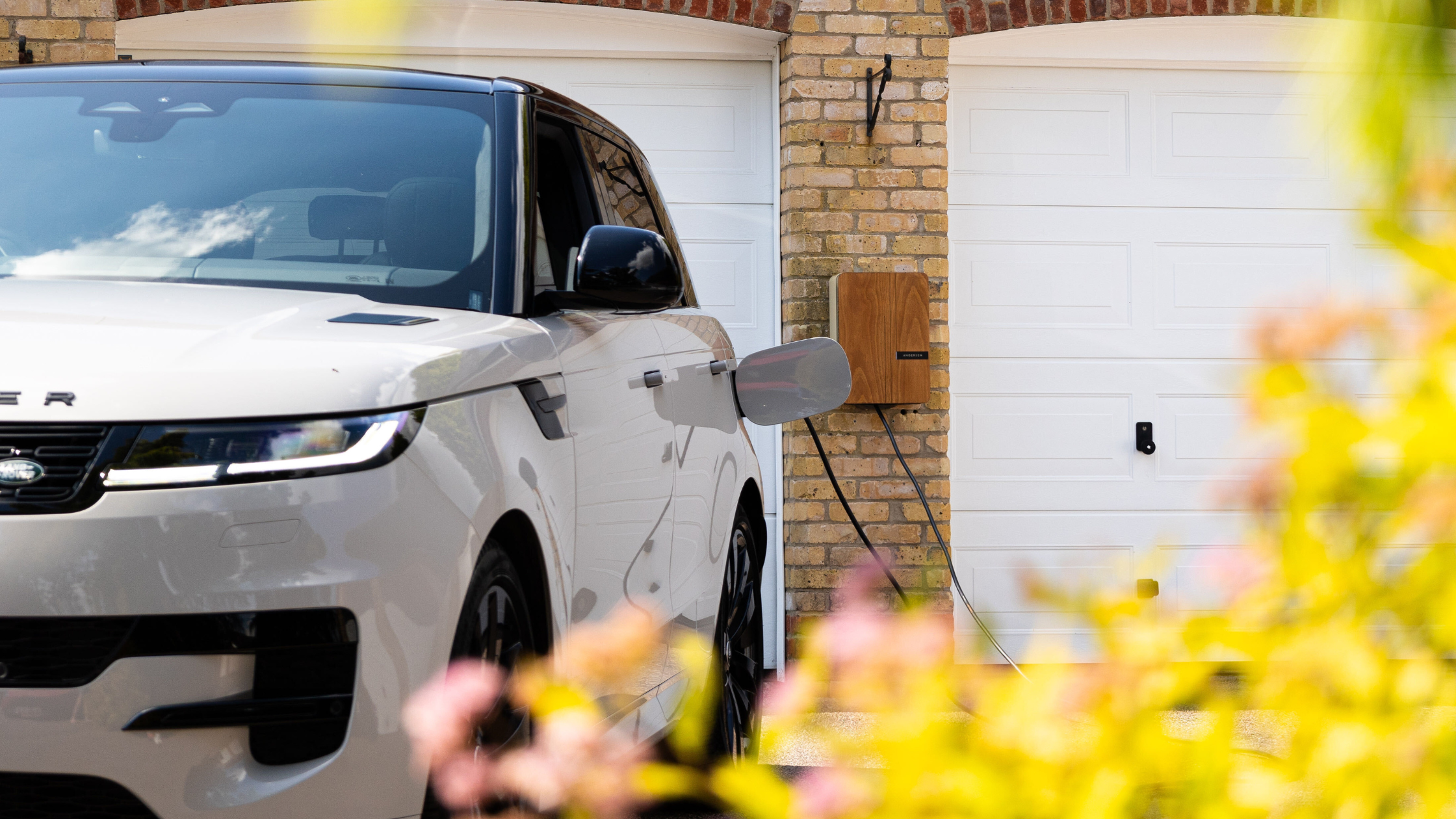 The benefits of plug-in hybrid vehicles and the importance of an electric vehicle charge point